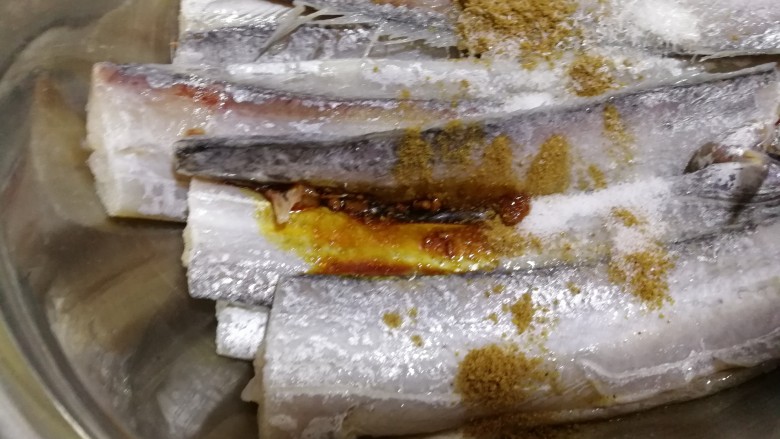 外酥里嫩~炸带鱼,所有调料全部放好后,