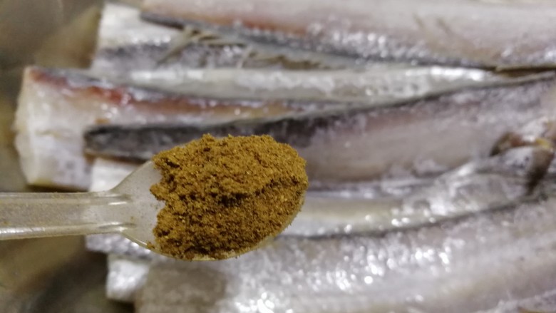 外酥里嫩~炸带鱼,撒入一小勺<a style='color:red;display:inline-block;' href='/shicai/ 829'>十三香</a>,