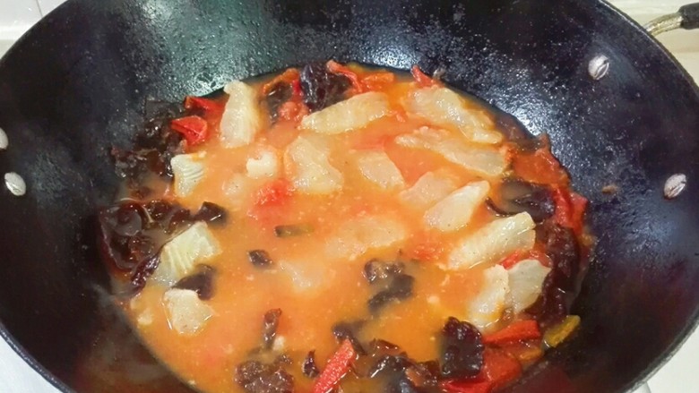 天冷喝汤好~黑耳子番茄巴沙鱼汤,均匀撒放在锅里,盖上锅盖烧开 ,继续烧一分钟,关火焖三分钟,出锅