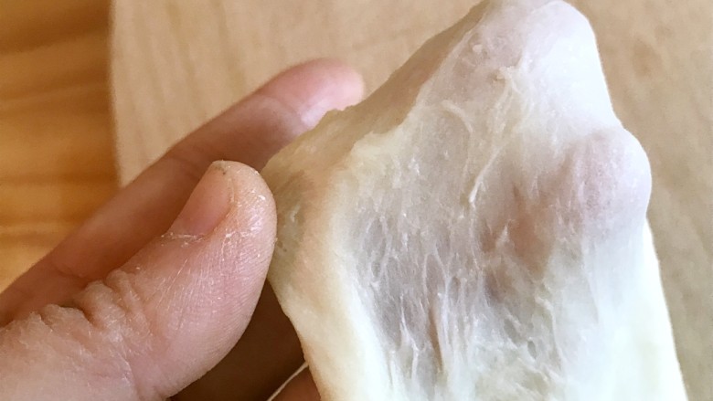 改良版冷藏法白土司
拉丝美超柔软,取一角,可以拉出非常薄而不易破的薄膜