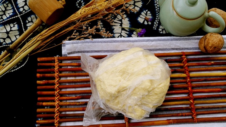 改良版冷藏法白土司
拉丝美超柔软,按揉面档揉成面团,取出用保鲜膜包好,放入冰箱恒温箱(放蔬菜水果的那个抽屉)