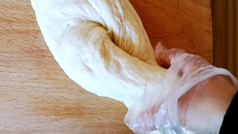 改良版冷藏法白土司
拉丝美超柔软,继续揉至第二次揉面结束,取出边摔边揉十次左右