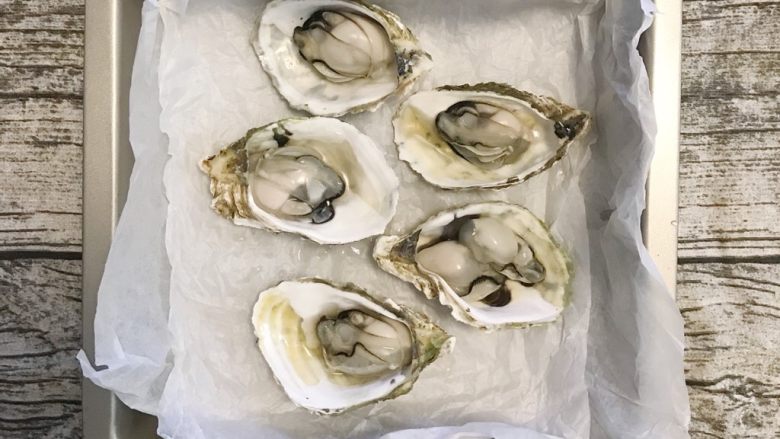 生蚝三吃,开好壳的生蚝摆在烤盘上