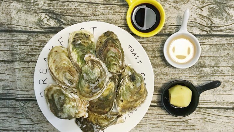 生蚝三吃,食材准备:清蒸生蚝
生蚝若干 生姜1小块 香醋适量(哈哈灯光倒影的笑脸 是不是超萌)生抽适量
