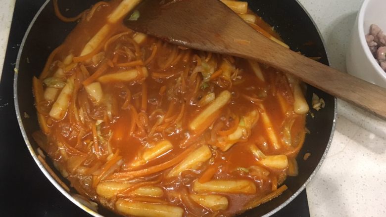 韩式辣炒年糕,加入适量的水,将食材煮入味。