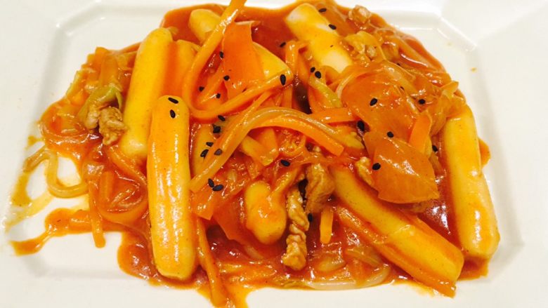 韩式辣炒年糕,等汤汁收稠均匀挂到食材上,就可以出锅装盘啦。