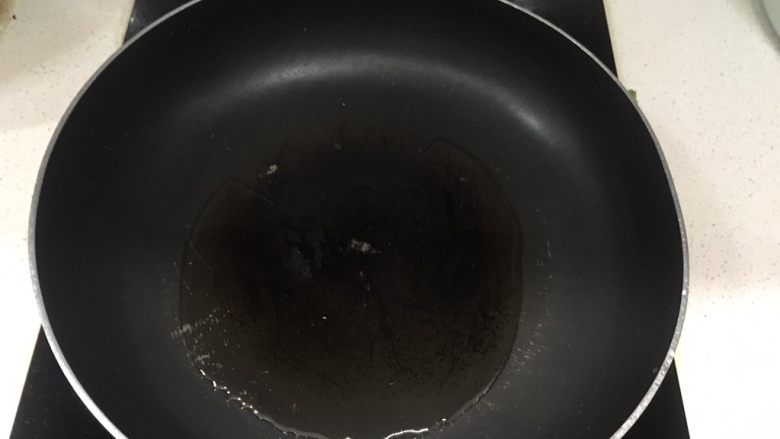 韩式辣炒年糕,热锅,加入稍多一些油