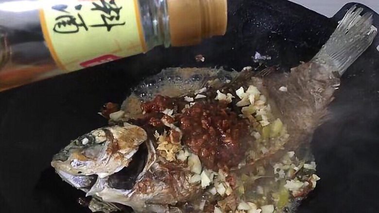 家常菜鲫鱼豆腐,准备一勺<a style='color:red;display:inline-block;' href='/shicai/ 718'>料酒</a>,入锅