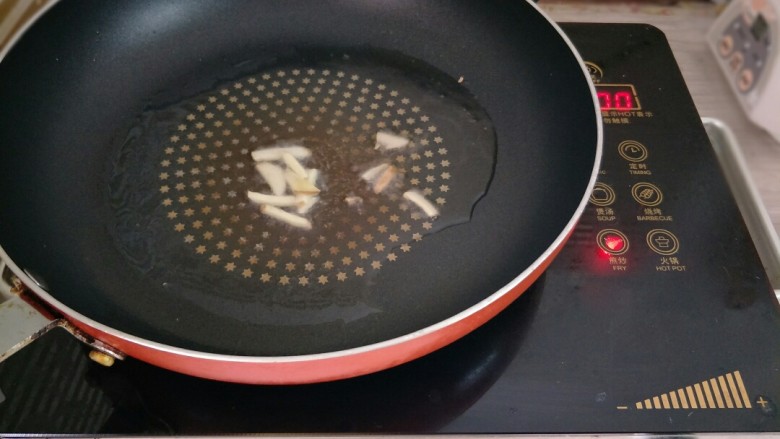 西红柿土豆炖牛腩,锅里倒入适量油,下入姜丝炒香