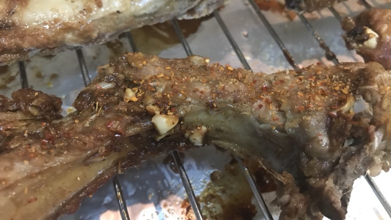 让你回迁梦绕的吮指蒜香排骨,待铝箔纸全部拆除,再将排骨撒上<a style='color:red;display:inline-block;' href='/shicai/ 146542'>孜然粉</a>及辣椒面,重新放入烤箱烤制五六分钟即可