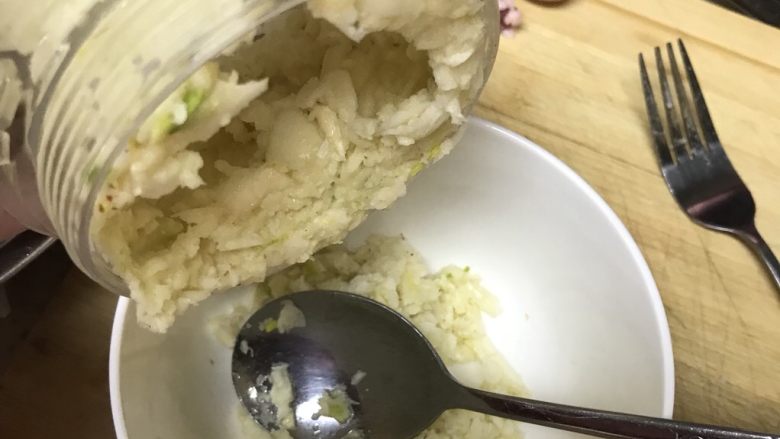 让你回迁梦绕的吮指蒜香排骨,因为这个用的蒜头比较多,如果用压蒜器会比较麻烦,也浪费时间,选择料理机的话,方便很多,也节约时间。