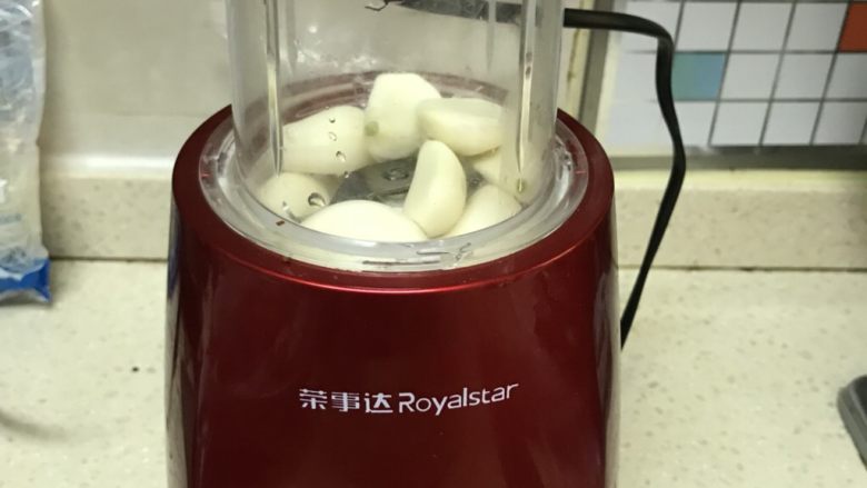 让你回迁梦绕的吮指蒜香排骨,蒜头我用了料理机打碎。(不是给这个品牌打广告,纯碎是懒,不想P图就放上来啦,不要介意大家)