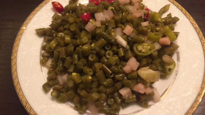 红油泡豇豆炒肉末,切好装盘备用。
