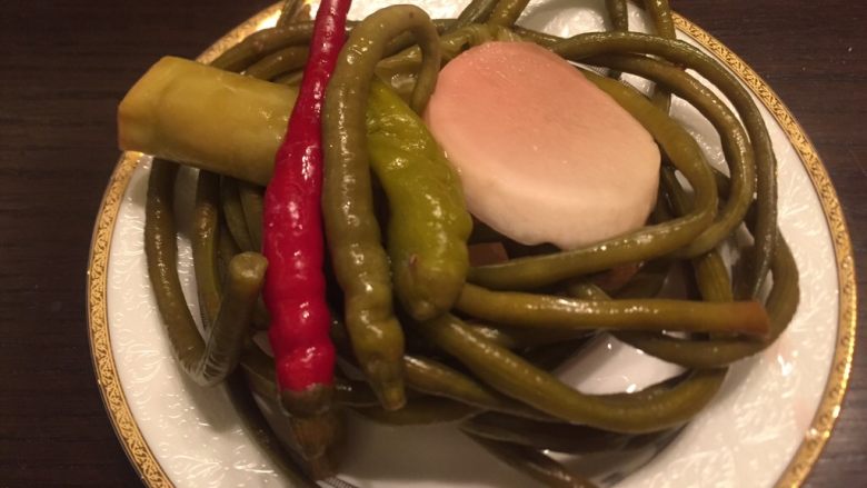 红油泡豇豆炒肉末,用无油无水的筷子捞出放盘。