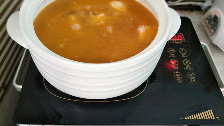 西红柿土豆炖牛腩,转入砂锅,加适量水大火烧开