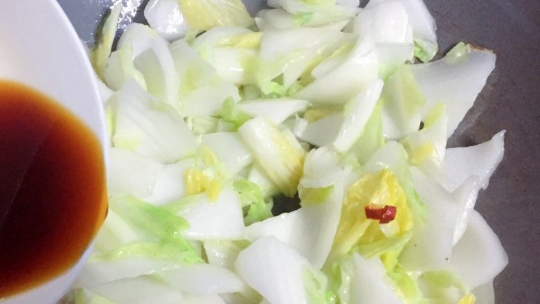 醋溜白菜,翻炒至大白菜八成熟时,加入调好的碗汁。