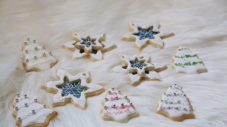 糖霜饼干,圣诞版,玻璃糖,这个时候,有厨师机的小伙伴就幸福了,royal icing 是我用电动手持从来没有打到过完全状态,软尖峰已经是极致,但是不做立体裱花,软尖峰已经够了