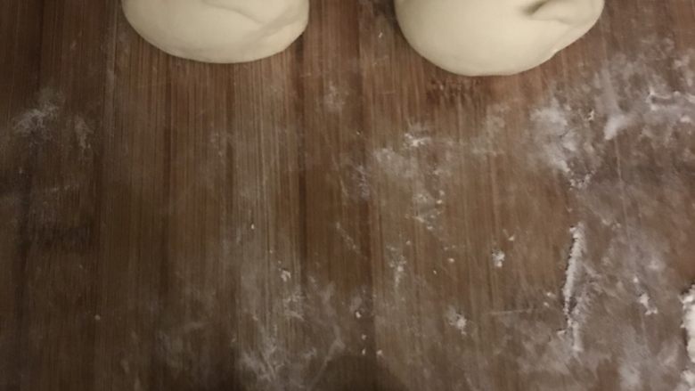 可爱的小兔子,发面
多一半白面
少一半掺入红曲米粉
宁少勿多
发好后白面团成中等大小圆球
用手将一端捏细捏出嘴巴
剪子剪出耳朵和尾巴
我的这只小兔子耳朵偏小
还可以更长一点
两侧用黑米或黑芝麻做出眼睛