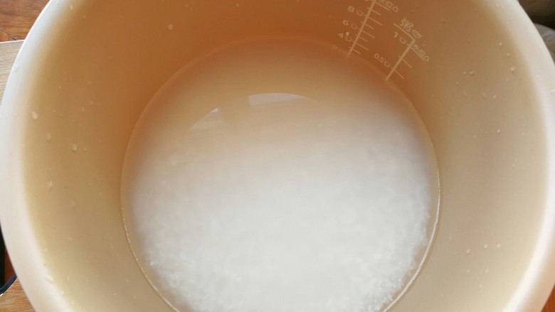 美味无敌的金针洋葱肥牛卷,首先把米饭用电饭煲蒸起来,