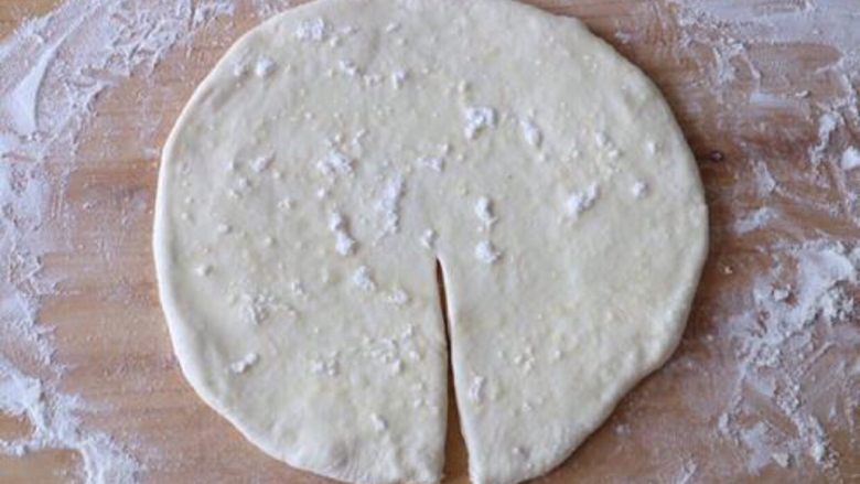 酥脆烙饼,用刀切开不切断,如图
