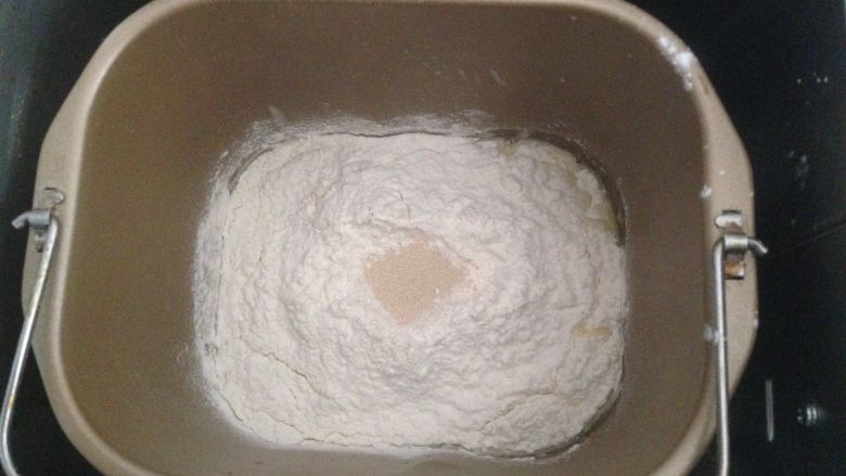 网红甜点+内外反做的抹茶软欧包,把主料里除了黄油以外的原料放入搅拌桶,启动和面程序20分钟揉至出现粗膜