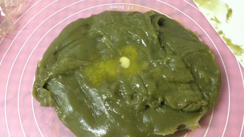 网红甜点+内外反做的抹茶软欧包,蒸好的麻薯晾至温热,加黄油揉至完全吸收(最好带一次性手套来操作)