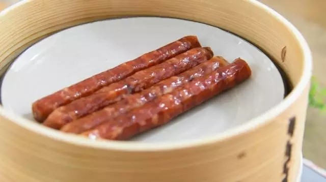 是厨房新手都能很好掌握的下饭下酒好菜——回锅香肠,将香肠移入蒸锅,沸水蒸20分钟