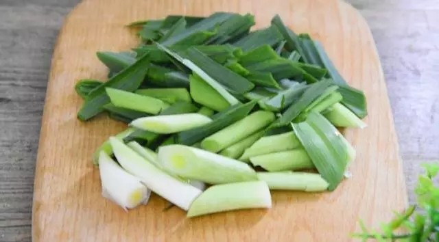 是厨房新手都能很好掌握的下饭下酒好菜——回锅香肠,青蒜苗去根、切成马耳朵,备用