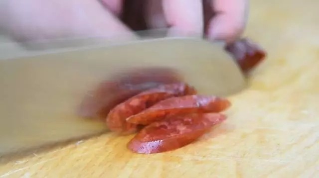 是厨房新手都能很好掌握的下饭下酒好菜——回锅香肠,香肠蒸熟后,放凉,切片备用