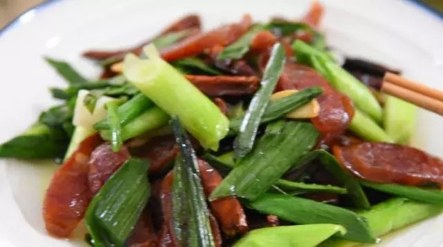 是厨房新手都能很好掌握的下饭下酒好菜——回锅香肠,回锅肉吃腻了,来一盘回锅香脆试下吧