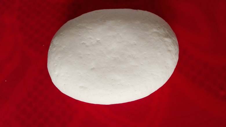 四宝蒸饺,先把面粉里加开水,用筷子搅拌一下,待手温的时候,再和面,揉成团后,放在盆里,盖上盖子醒发大约40分钟,