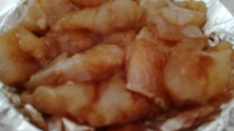 台式吃法_清蒸龙利鱼,喂好的龙利鱼柳用锡纸包裹住,四个边要叠压实(如下图)。