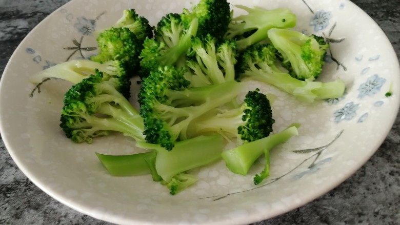 台式吃法_清蒸龙利鱼,西兰花用开水焯一下,这是焯好的西兰花。