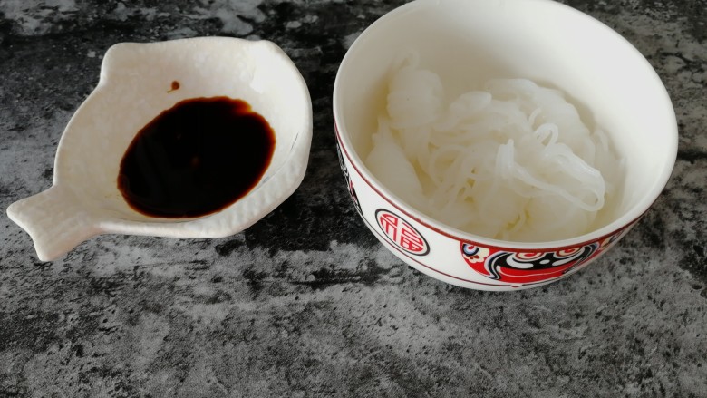 台式吃法_清蒸龙利鱼,用海鲜酱油调辣根,烫好的芋结。