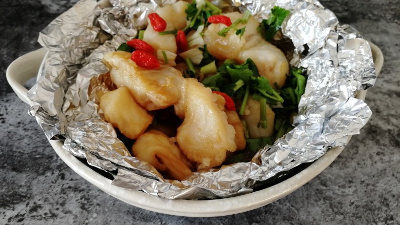 台式吃法_清蒸龙利鱼,把香菜末和枸杞撒到龙利鱼上,很有食欲哦。