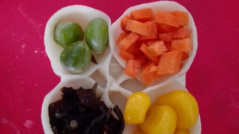 四宝蒸饺,把准备的材料装在四个口袋里,