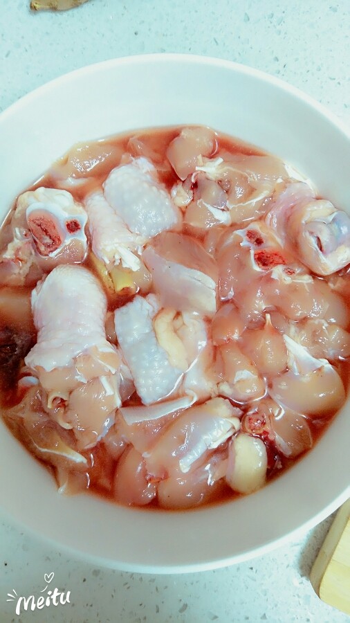 土豆烧鸡块,<a style='color:red;display:inline-block;' href='/shicai/ 92'>鸡腿</a>洗净切成小块,凉水浸泡5分钟,把水倒出去,放入两勺料酒,一勺盐,半勺鸡精,两片姜蒜,腌制20分钟去腥