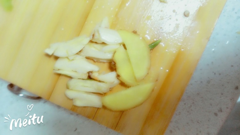 土豆烧鸡块,蒜拍碎,姜两片备用