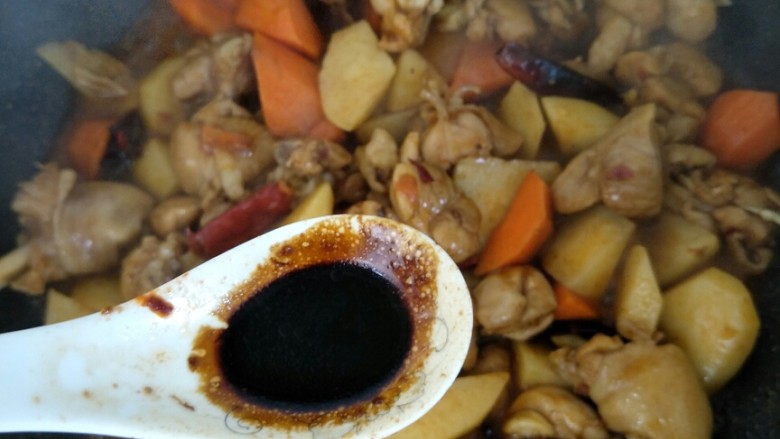 土豆烧鸡块,倒入小半勺的老抽,提色入味