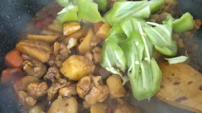 土豆烧鸡块,剩少许汤汁的时候,放入青尖椒,加入少许的盐,糖调味,最后滴两滴香油出锅