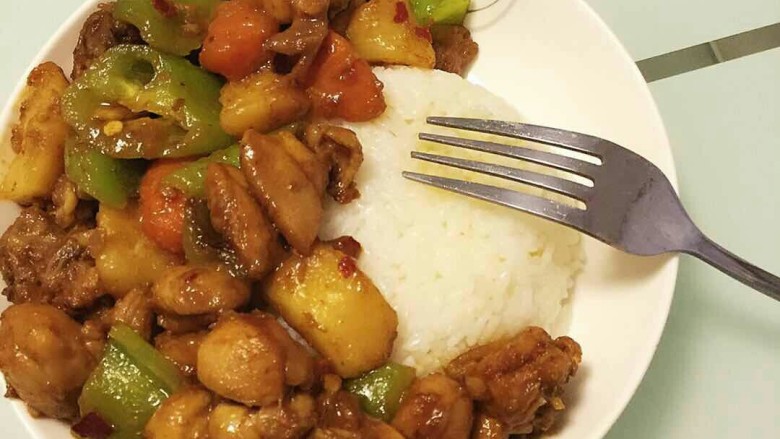 土豆烧鸡块,配上米饭,味道绝佳哦😊