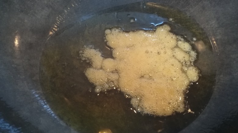 满口香小排骨,糖熬制起沫变黄,
