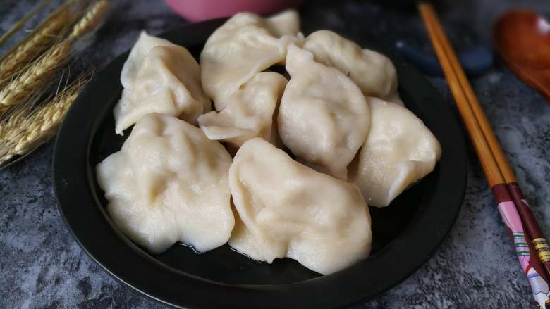 东北酸菜猪肉水饺,我还盛了碗饺子汤，没喝到饺子汤的饺子，不算完美啊哈哈哈