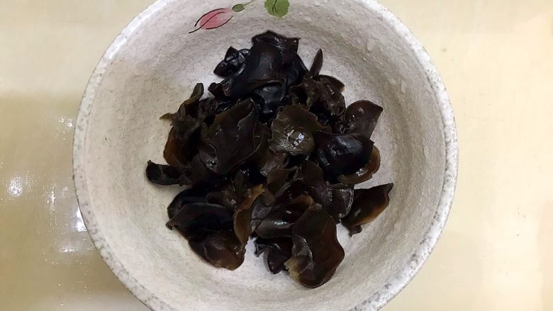 暖冬系列之家常经典西红柿黑木耳山药汤,泡发好的黑木耳去蒂,洗净,备用
