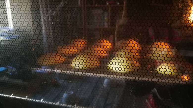 让你一见钟情的--玛德琳,预热烤箱160℃,上下火烤25分钟。