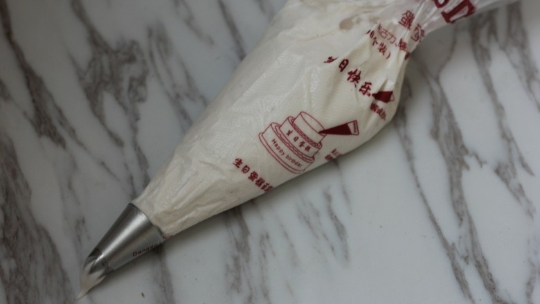 草莓溶豆,装入裱花袋,烤箱预热120度。