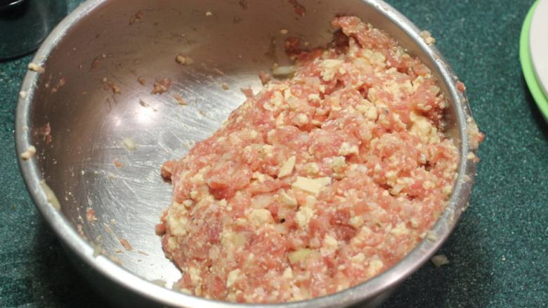 豆腐肉丸子麻婆煮,顺方向将肉馅拌出黏性。