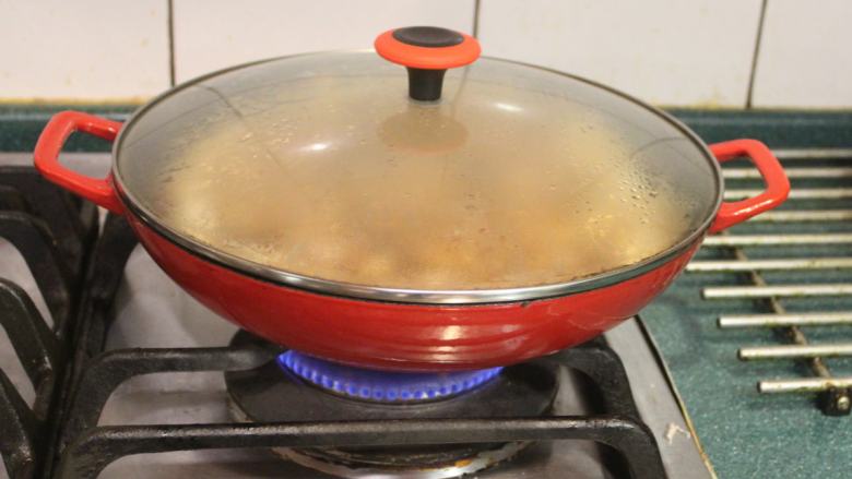 豆腐肉丸子麻婆煮,盖上盖子,小火焖煮3分钟。