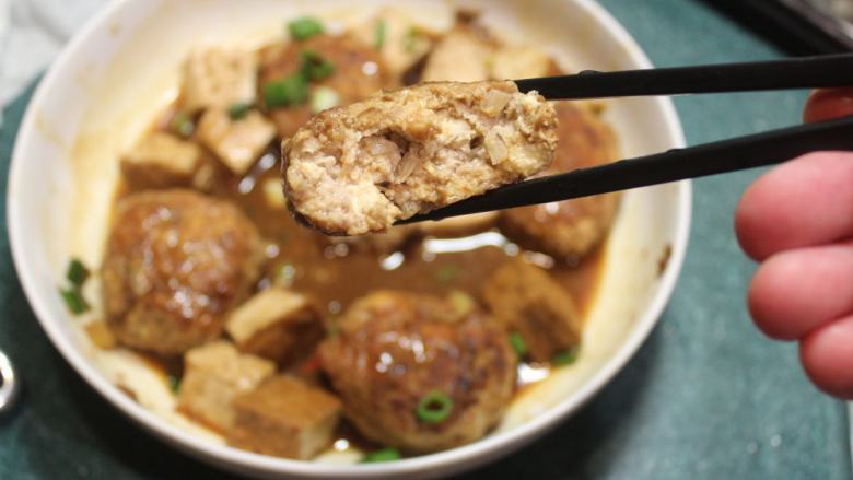 豆腐肉丸子麻婆煮,豆腐甜辣入味,肉丸子多汁好吃,这菜搭饭最合适了。