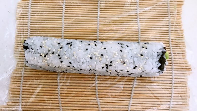 牛油果寿司,卷起来,尽量卷得紧实点,翻面寿司做好了